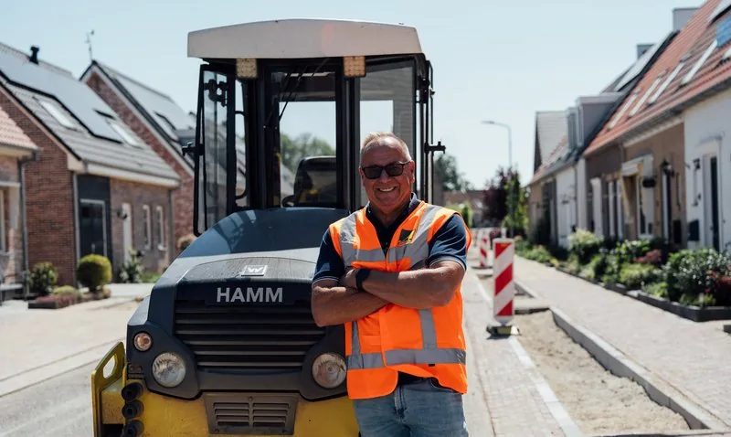 Machinist van ZAO bij de wals